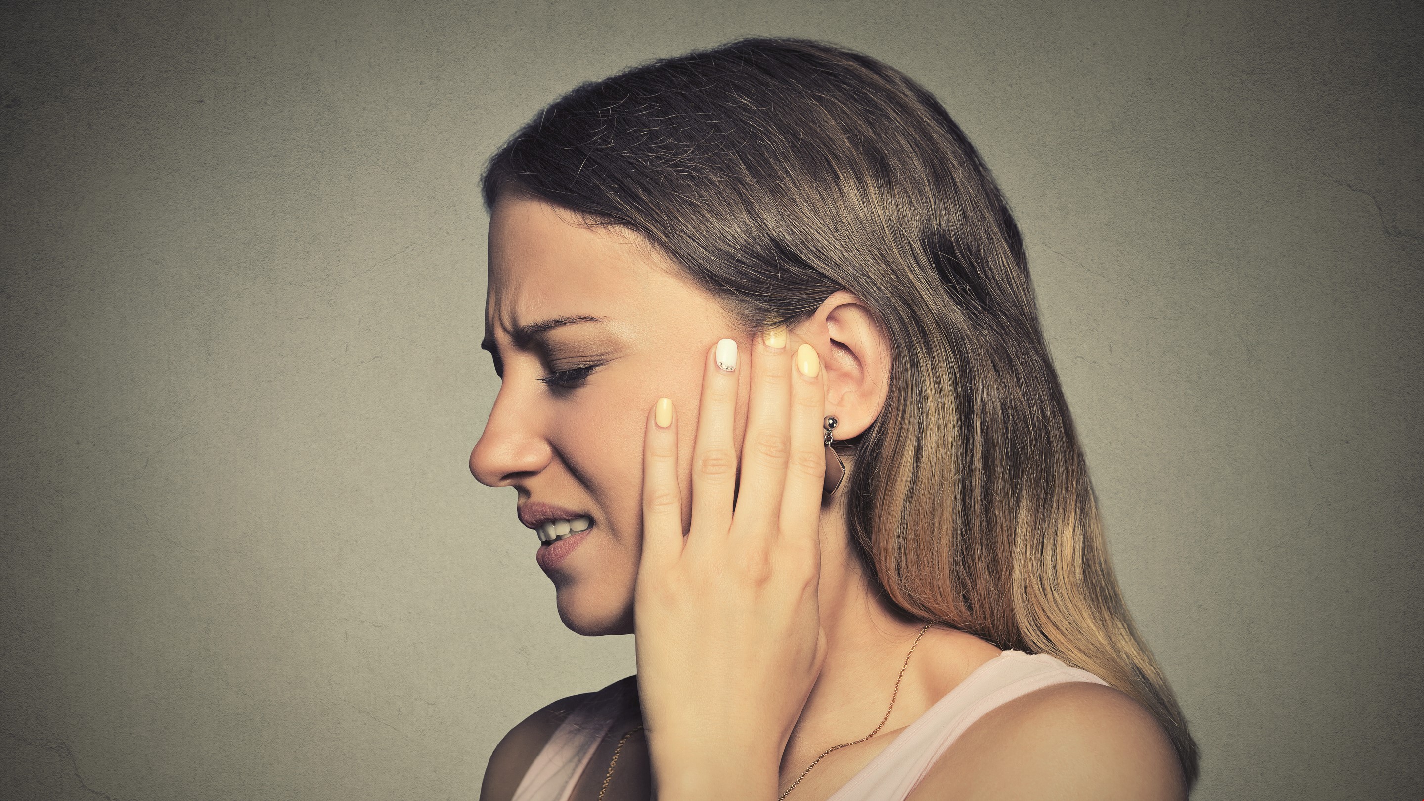 Tapping in the ear These are the symptoms & causes KIND